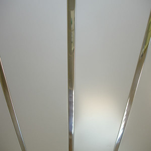 Комплект реечного потолка для ванной 'Албес' 1,7х1,5м AN85A цв. белый с раскладкой цв. супер-хром люкс
